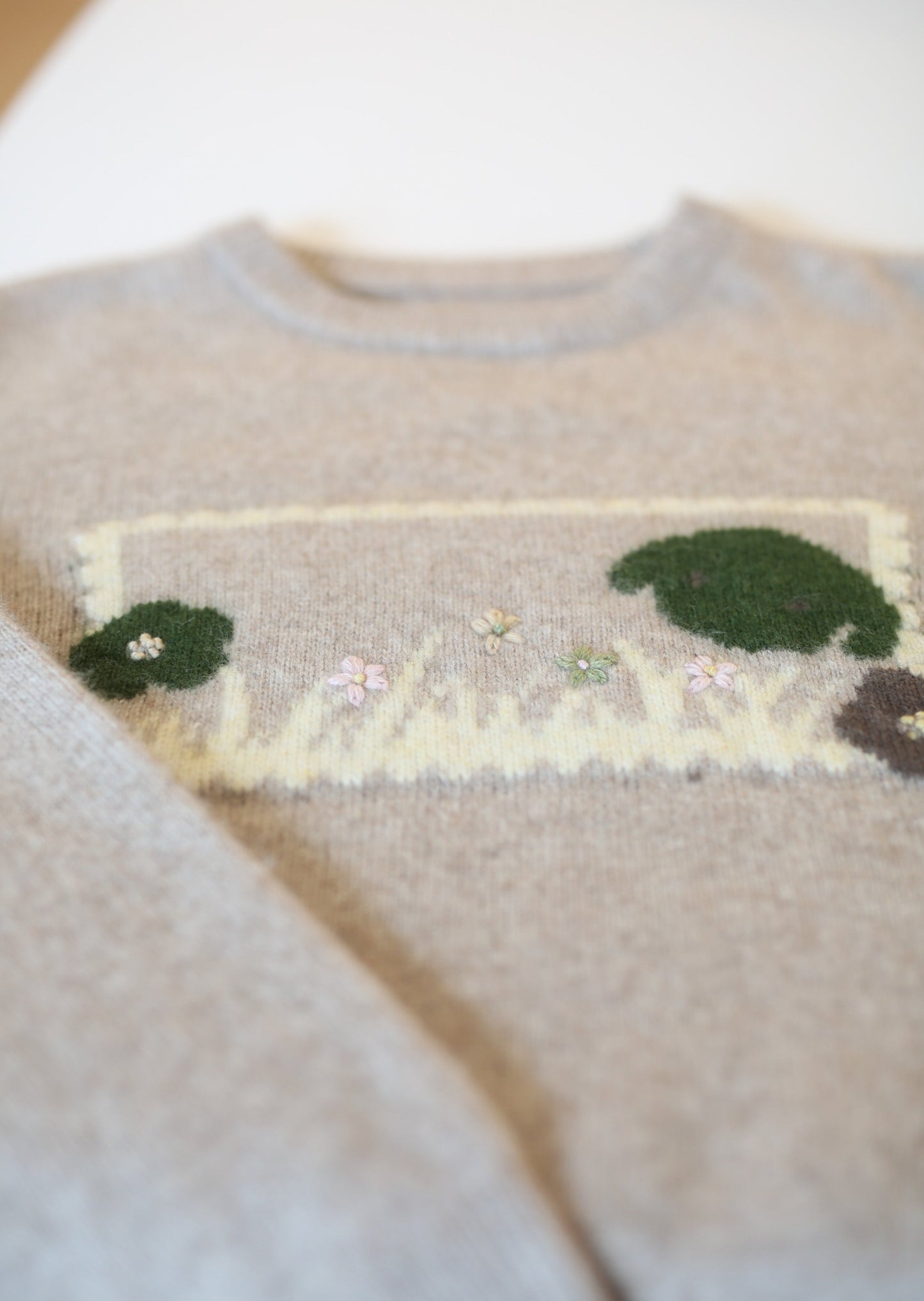 Hand embroidery sheep wool sweater